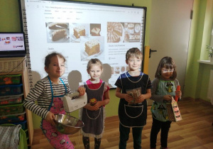 Dzieci po obejrzeniu prezentacji multimedialnej przygotowują się do wykonania ciasta.